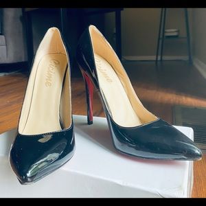 Black Patent Leather Hi-Heel Pumps size 8.5.